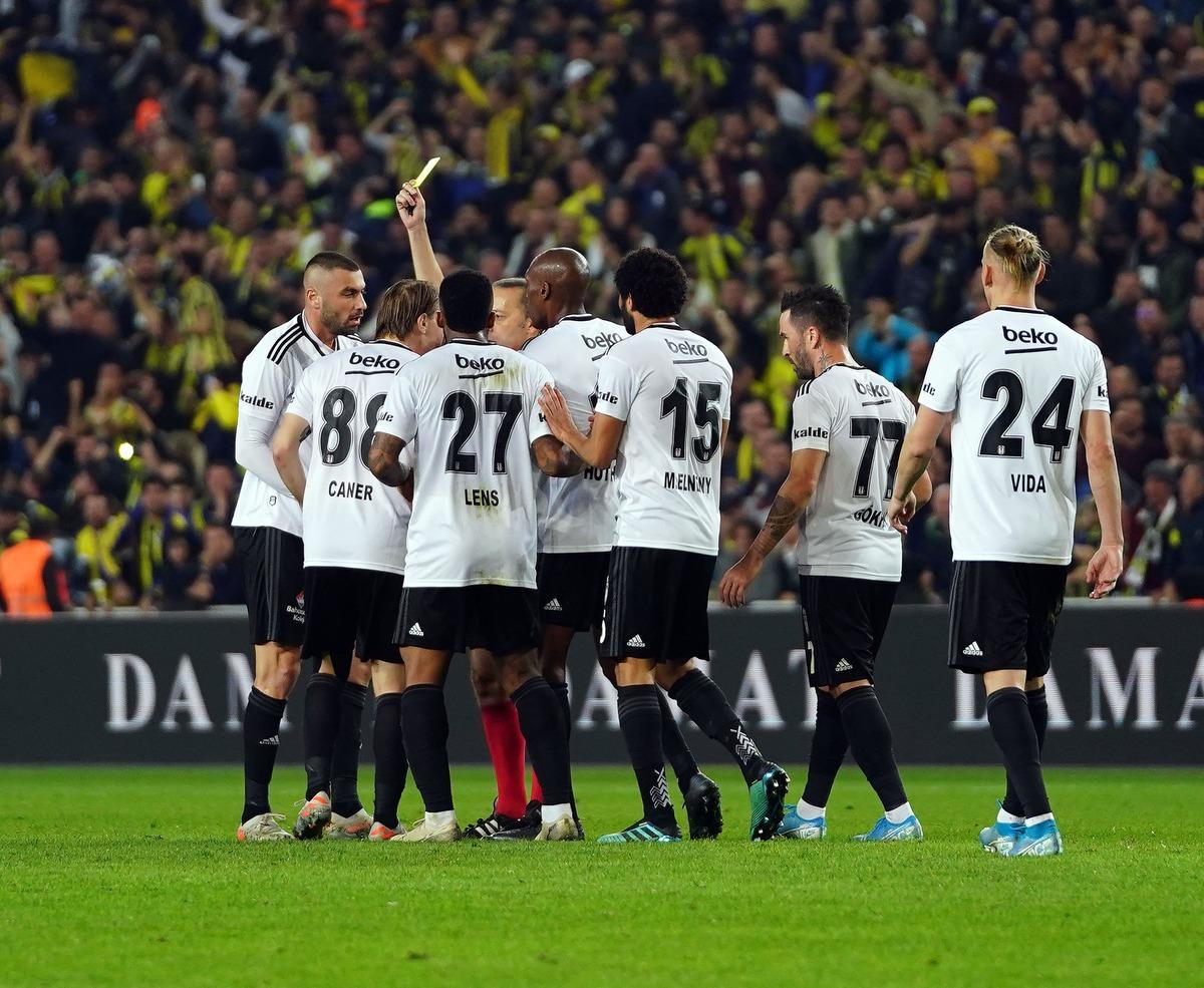 Kadık&ouml;y'de Caner Erkin'e k&uuml;f&uuml;rl&uuml; tezah&uuml;rat