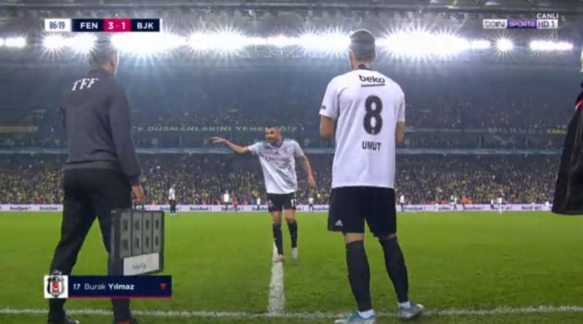 Burak Yılmaz'dan Fenerbah&ccedil;e-Beşiktaş derbisinde hakem Alper Ulusoy'a şok tepki: Sen gir oyuna