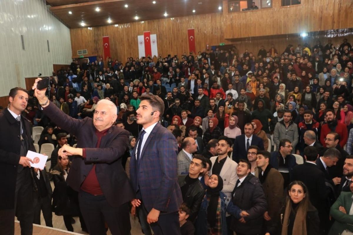 Binali Yıldırım t&uuml;m salonu kahkahaya boğdu! 'Koltuk elden gitti'