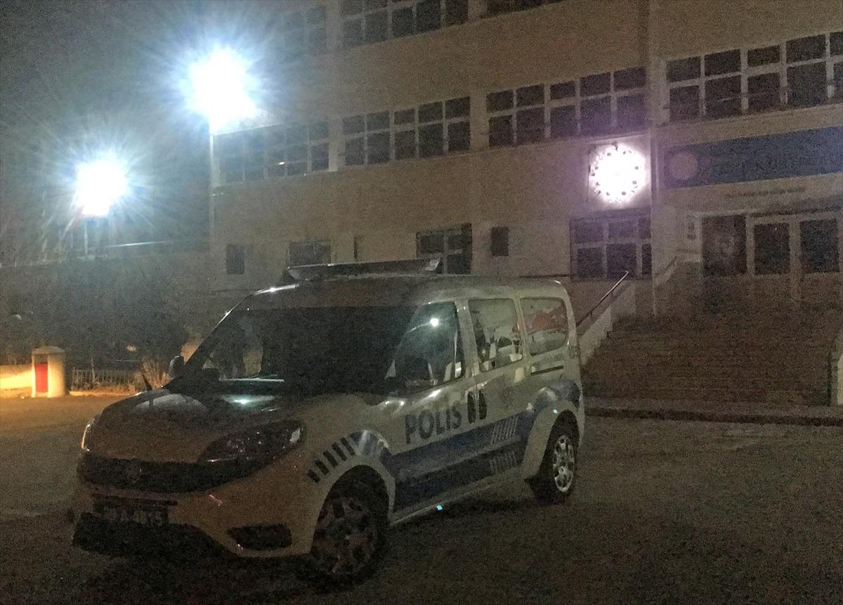 &Ouml;z &ccedil;ekim yapmak i&ccedil;in &ccedil;ıktıkları okulun &ccedil;atısında mahsur kalan &ccedil;ocukları itfaiye kurtardı