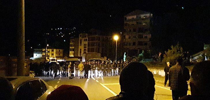 Uzungöl'de gergin gece! Vatandaşlar yolları barikatlarla kapattı! G1