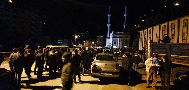 Uzungöl'de gergin gece! Vatandaşlar yolları barikatlarla kapattı! G2