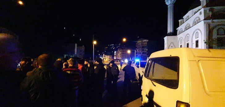 Uzungöl'de gergin gece! Vatandaşlar yolları barikatlarla kapattı! G3