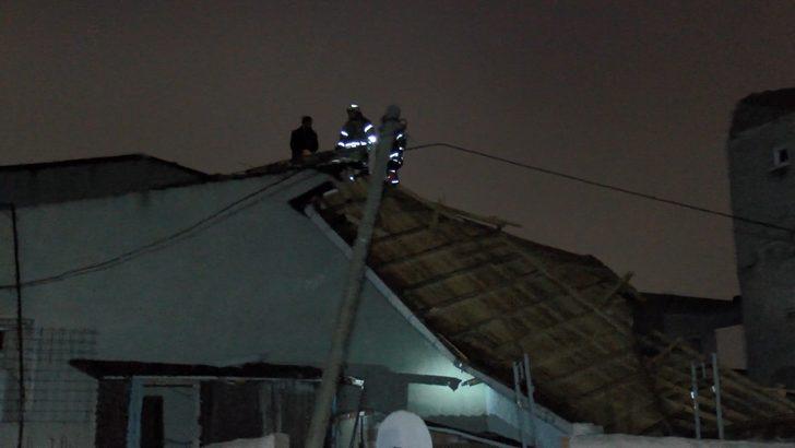 Sesi duyan dışarı fırladı! Lodos çatıyı duvarla birlikte söküp attı! G2