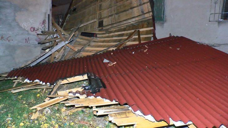 Sesi duyan dışarı fırladı! Lodos çatıyı duvarla birlikte söküp attı! G1