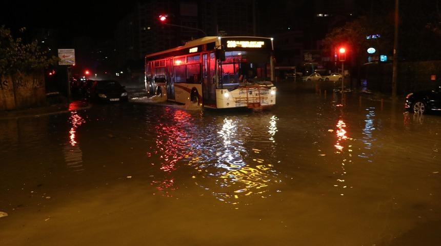 İzmir'de sağanak yağış hayatı olumsuz etkiledi