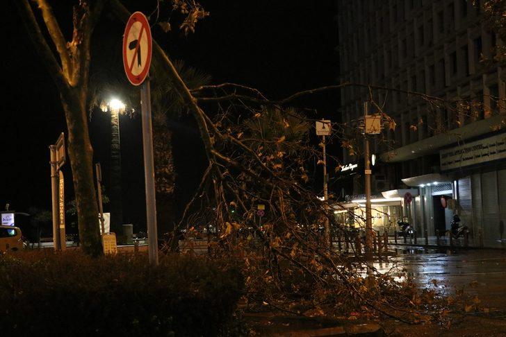 İzmir'de sağanak etkili oldu G2