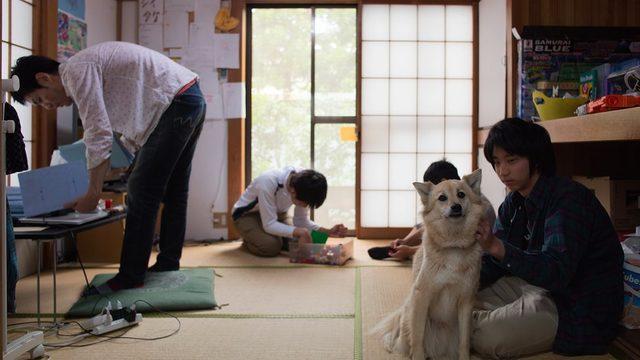 Tamagawa Serbest Okulu'nda bir köpek öğrencilerin arasında