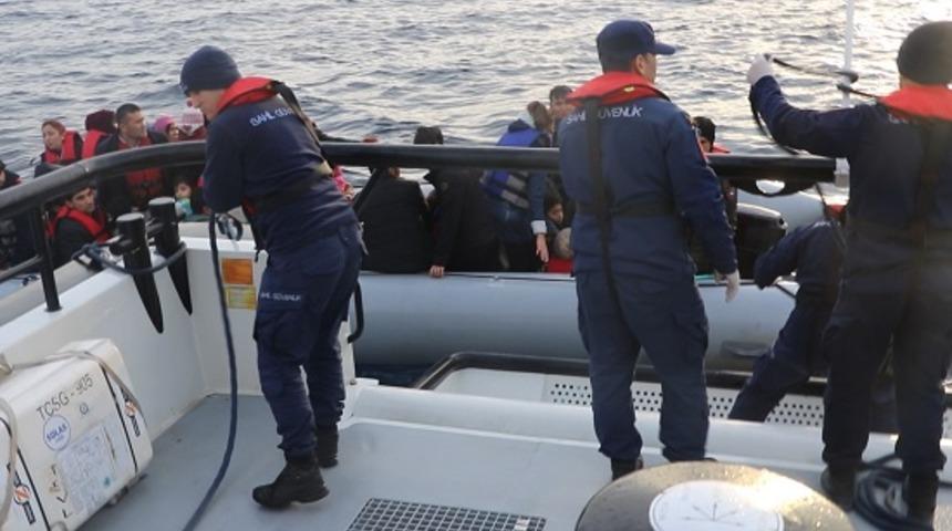 Çanakkale'de lastik botta 28'i çocuk, 50 kaçak göçmen yakalandı
