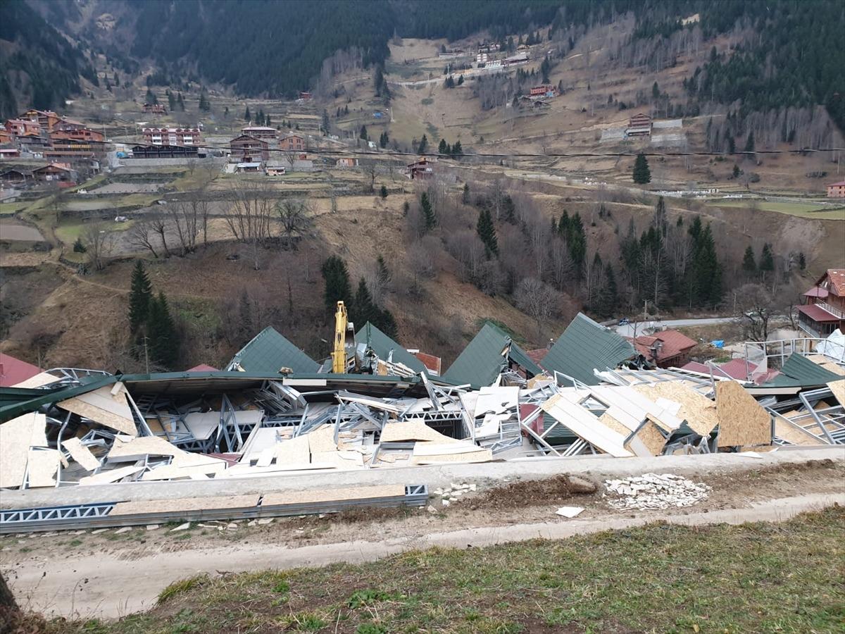 Uzung&ouml;l'de ka&ccedil;ak binaların yıkımına başlandı