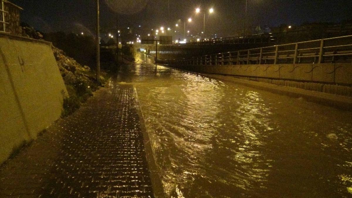 Kuşadası&lsquo;nda  sağanak yağış ve fırtına etkili oldu
