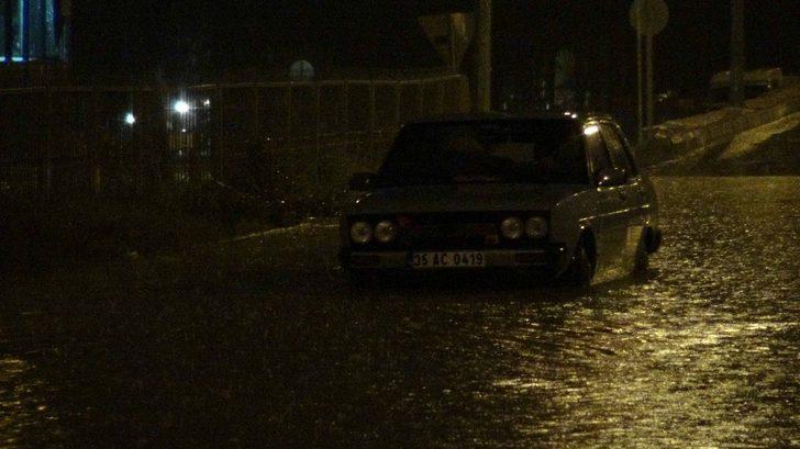 Kuşadası‘nda  sağanak yağış ve fırtına etkili oldu G3