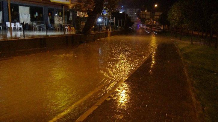 Kuşadası‘nda  sağanak yağış ve fırtına etkili oldu G4