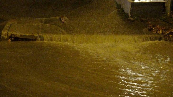 Kuşadası‘nda  sağanak yağış ve fırtına etkili oldu G5