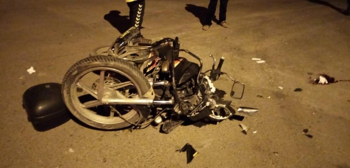 Motosiklet par&ccedil;alara ayrıldı, 2 kardeş yaralandı