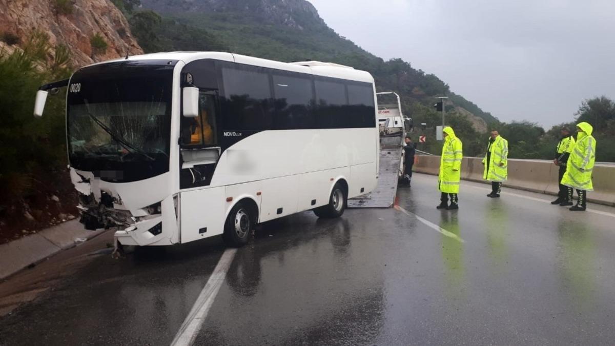 Antalya&rsquo;da servis minib&uuml;s&uuml; kazası: 13 yaralı