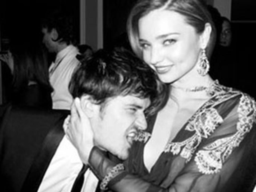 Eşinin g&ouml;ğs&uuml;n&uuml; ısırdı