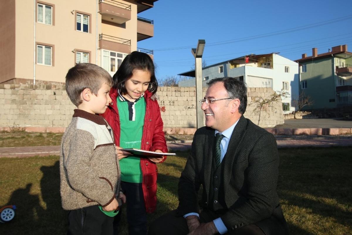 Başkan &Ouml;zdoğan&rsquo;dan &ccedil;ocuklara sevindiren hediyeler