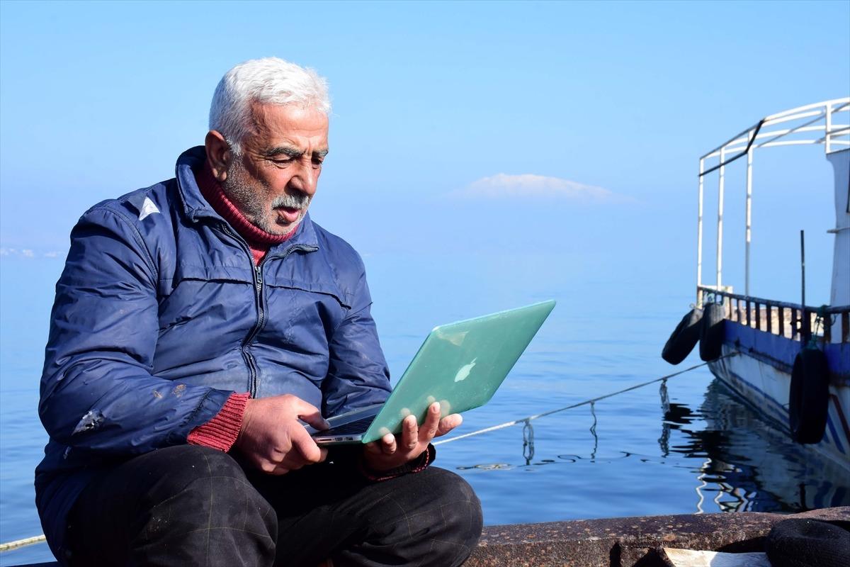 Van G&ouml;l&uuml;'nde avlanan balık&ccedil;ı, AA'nın "Yılın Fotoğrafları" oylamasına katıldı