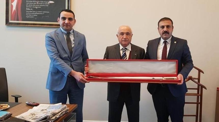 Kaymakam Karakaş ve Belediye Başkanı Hakanoğlu, CB Y&uuml;ksek İstişare Kurulu &Uuml;yesi Cemil &Ccedil;i&ccedil;ek&rsquo;i ziyaret etti