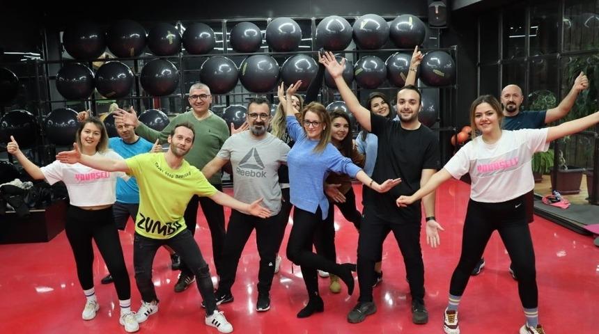 Obeziteye zumba yaparak dikkat &ccedil;ektiler