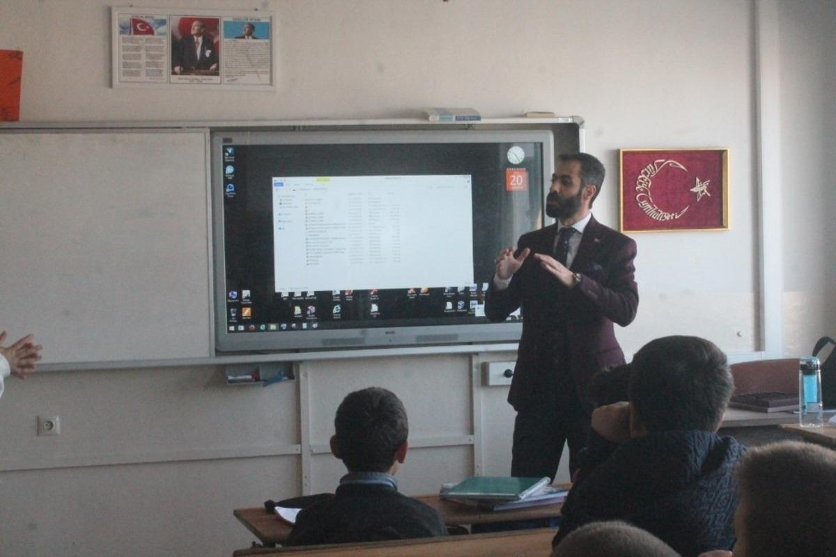 Gazeteci &Ccedil;akır miniklerle buluştu