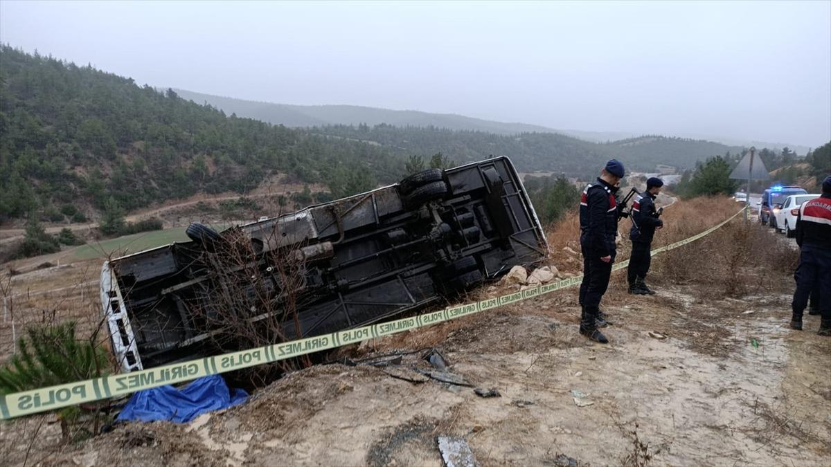 Denizli'de midib&uuml;s şarampole devrildi: 1 &ouml;l&uuml;, 20 yaralı