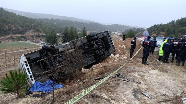 Denizli'de midibüs şarampole devrildi: 1 ölü, 20 yaralı G4