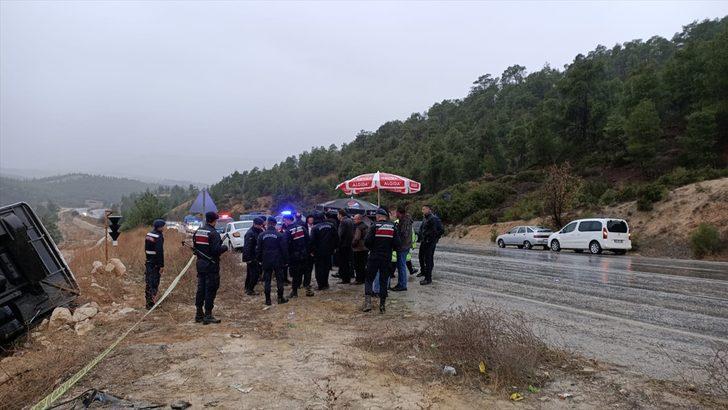 Denizli'de midibüs şarampole devrildi: 1 ölü, 20 yaralı G5