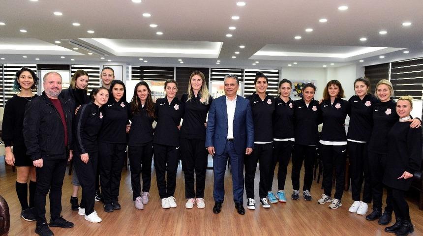 Uysal&rsquo;dan bayan hentbol takımına moral