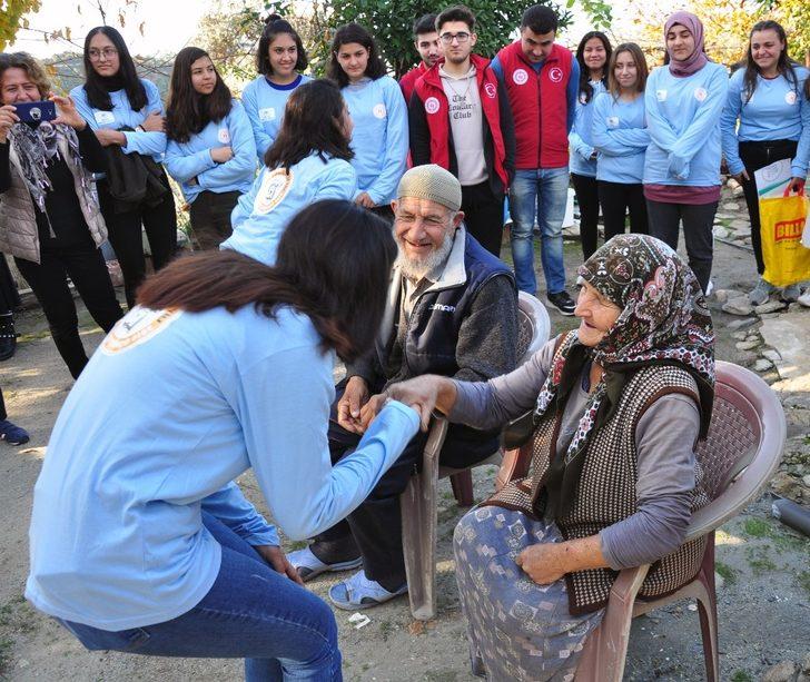 Gönüllü gençler yaşlı çiftin zeytinlerini toplayıp yağını evlerine teslim etti G2