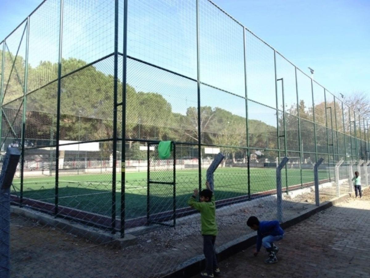 Acarlar Mahallesi&rsquo;nde &ouml;ğrenciler halı sahaya kavuştu