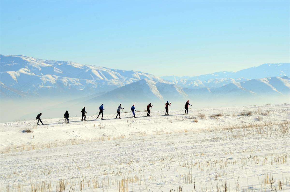 Bitlisli kayak&ccedil;ılar, Nemrut Dağı'nda şampiyonalara hazırlanıyor