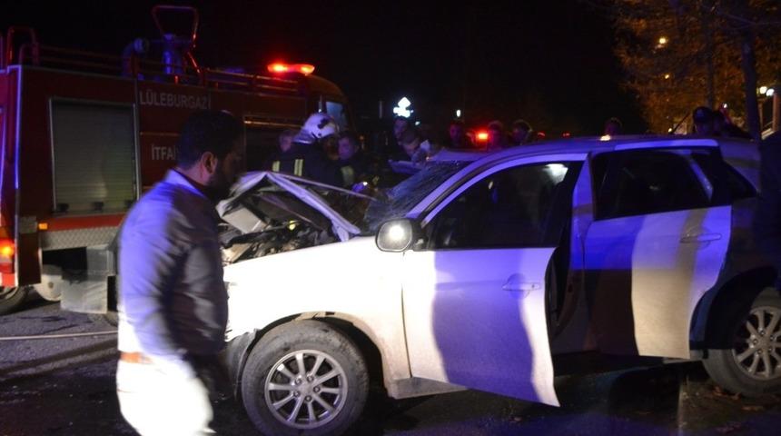 Park halindeki kamyona &ccedil;arptı: 3 yaralı