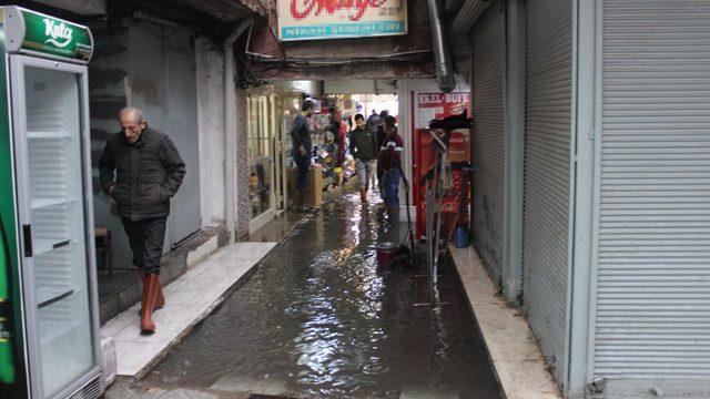 İzmir'de sağanak ve lodos; yollar göle döndü, binalara su doldu (5)