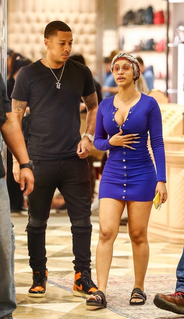 Cardi B alışverişe giderken tercih ettiği elbiseyle dikkat çekti G3