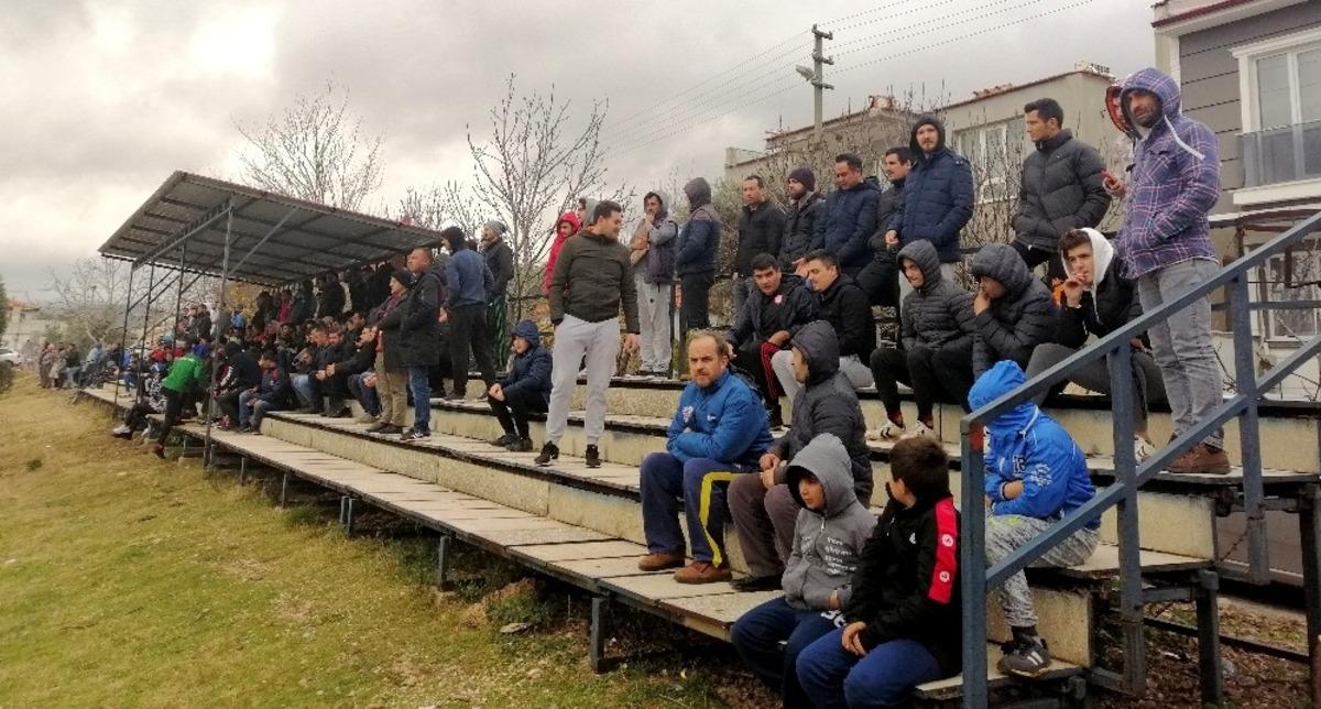 D&uuml;ğerek G&uuml;neşspor taraftarından &rsquo;trib&uuml;n&uuml;n &uuml;st&uuml; kapatılsın&rsquo; &ccedil;ağrısı