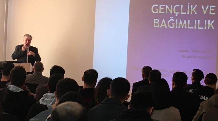 &Uuml;niversitelilere gen&ccedil;lik ve bağımlılık anlatıldı