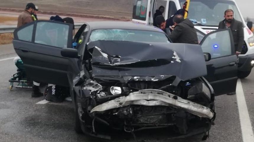 Otomobil TIR&rsquo;a arkadan &ccedil;arptı: 2 yaralı