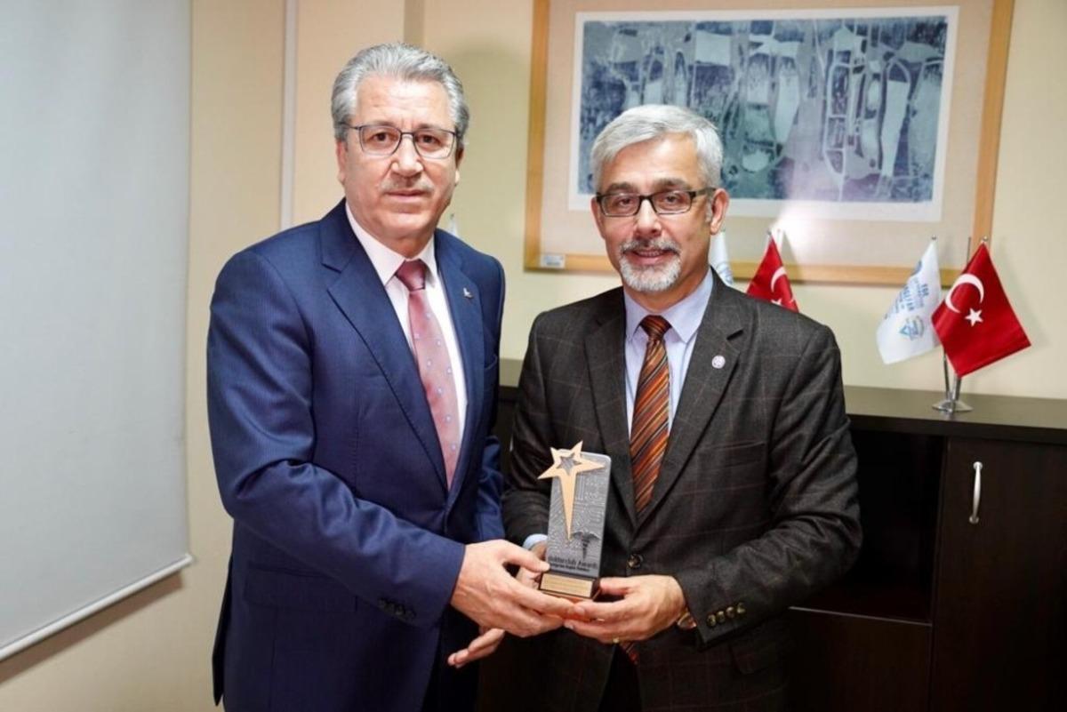 Egeli akademisyene Doktorclub&rsquo;tan &ouml;d&uuml;l