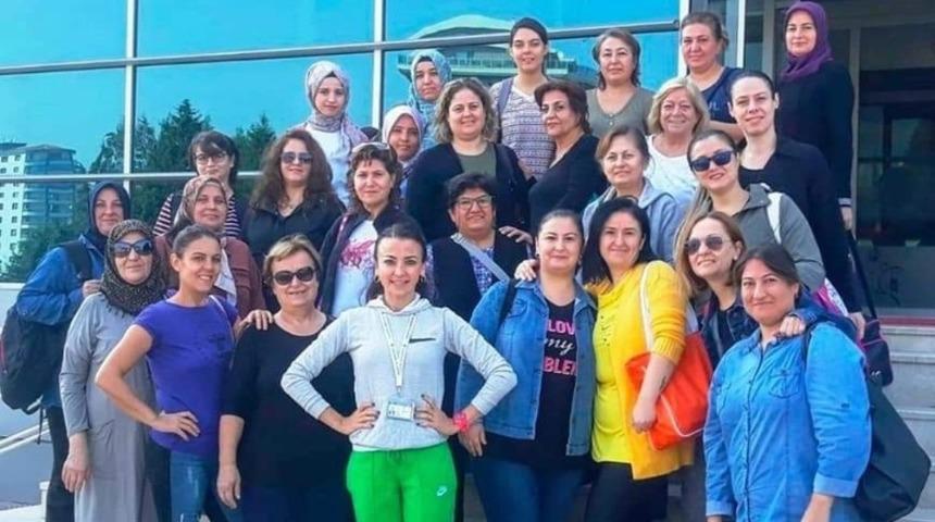 Kadınlar Yunusemre Belediyesiyle y&uuml;zme &ouml;ğreniyor