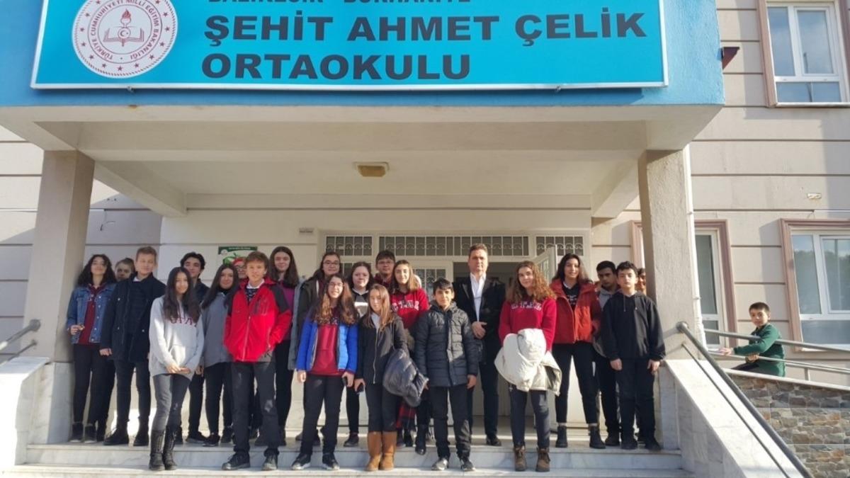 Burhaniye&rsquo;de liseli gen&ccedil;ler ortaokul &ouml;ğrencilerine sınav desteği verdi