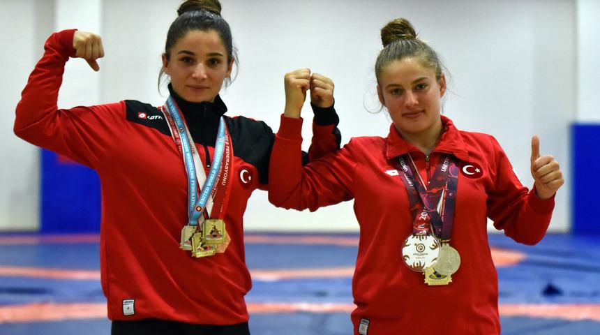 Eda ve Ece kardeşler g&uuml;reş idmanındaki farklı &ccedil;alışma metoduyla dikkat &ccedil;ekiyor