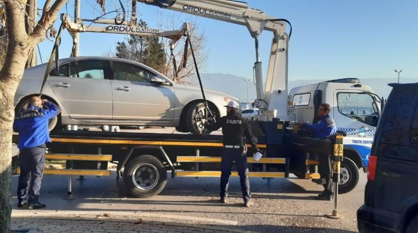 Kocaeli&rsquo;de ara&ccedil;la kaldırım işgaline ge&ccedil;it verilmiyor