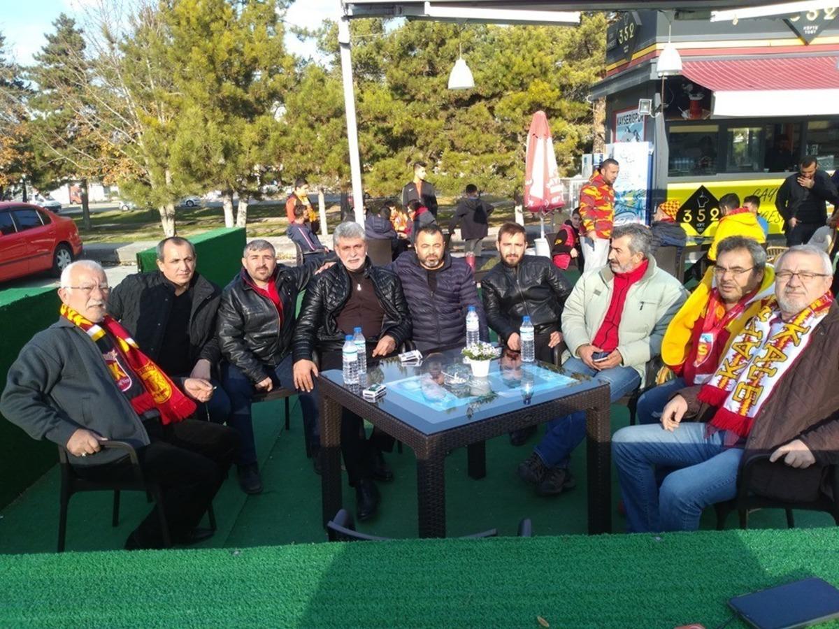 Kayserispor&rsquo;un efsane oyuncularından Levent Kurt, Başakşehir ma&ccedil;ını taraftarlarla izledi