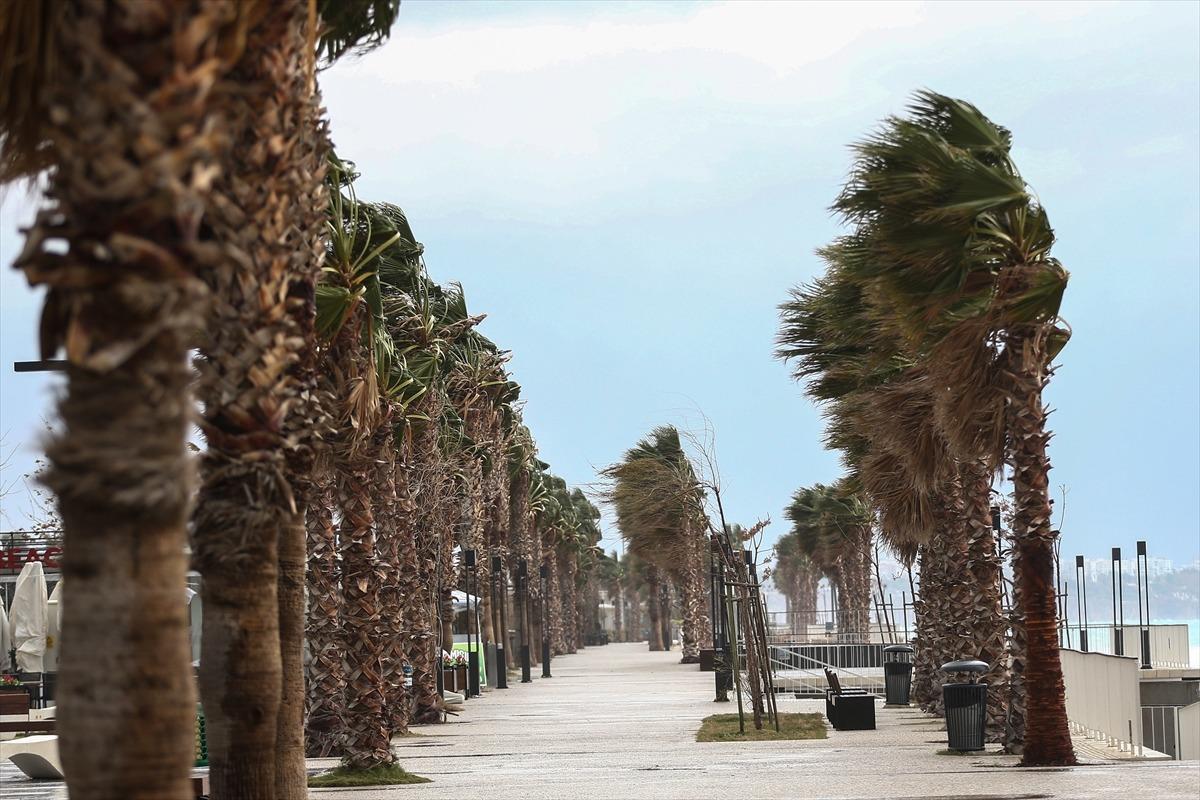 Antalya'da şiddetli r&uuml;zgar ve g&ouml;k g&uuml;r&uuml;lt&uuml;l&uuml; sağanak