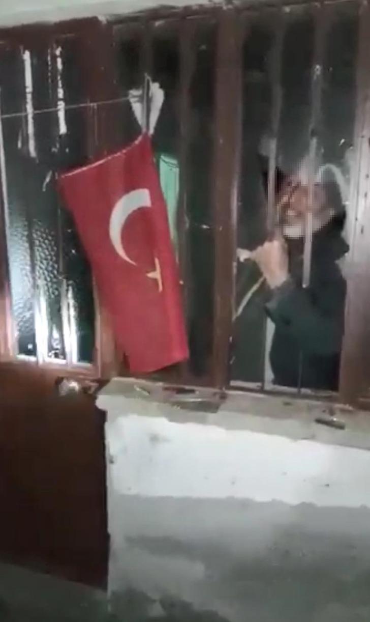 Kütahya'da dehşet anları! Eşini dövüp, kızı ile kendisini eve kilitledi G3