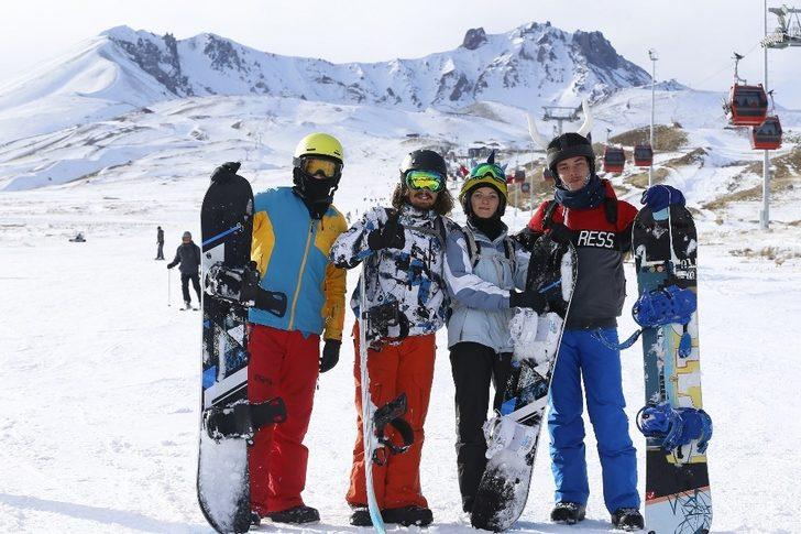 Başkan Büyükkılıç, Erciyes’e çıkarak yerli ve yabancı ziyaretçilerle görüştü G4