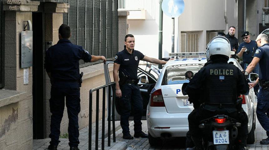 Yunanistan'da saldırganlar Türkiye Konsolosluğu çalışanının arabasını ateşe verdi