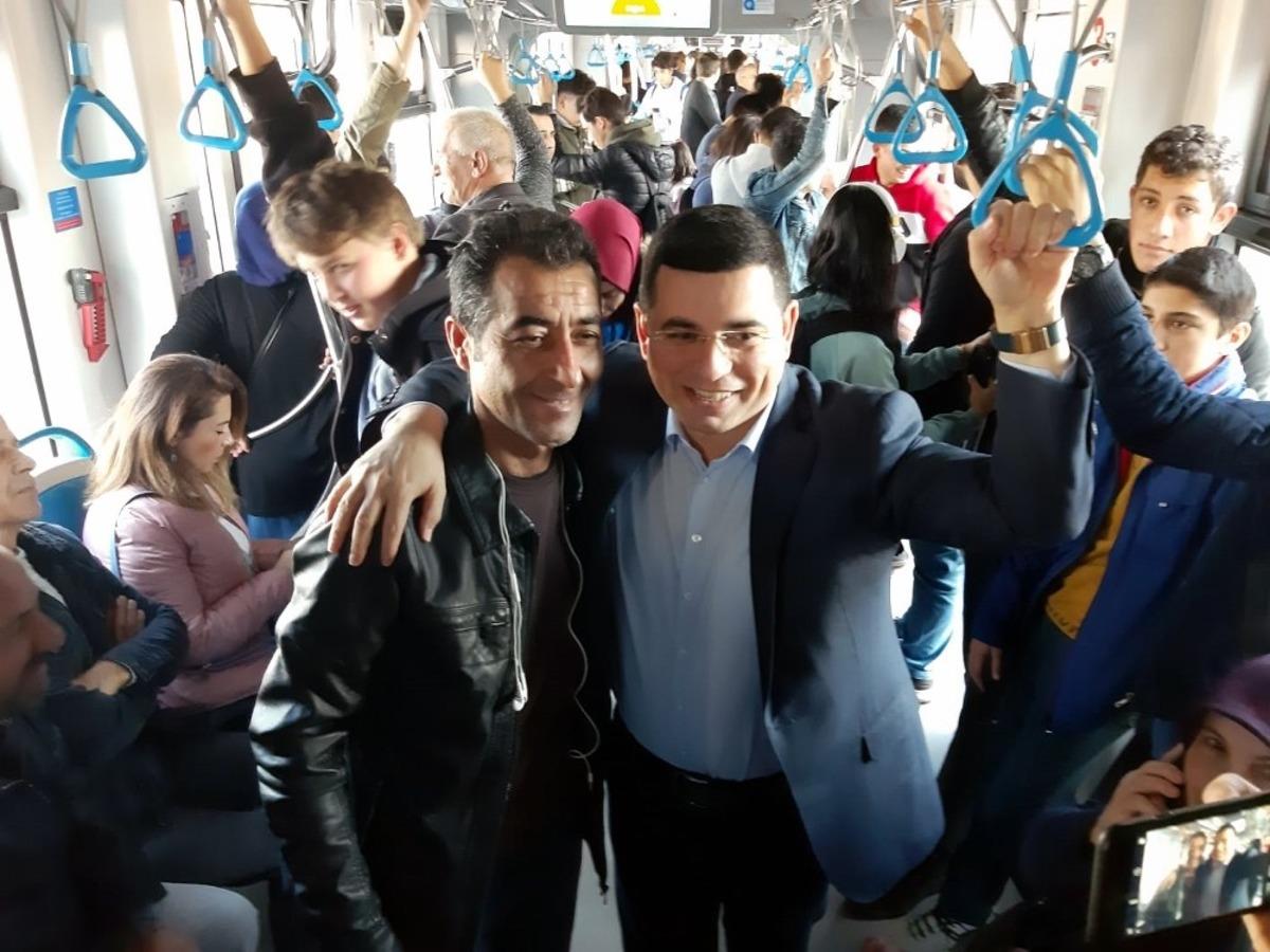 Başkan T&uuml;t&uuml;nc&uuml; tramvayda